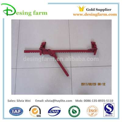 Fence wire stretcher for barbed wire